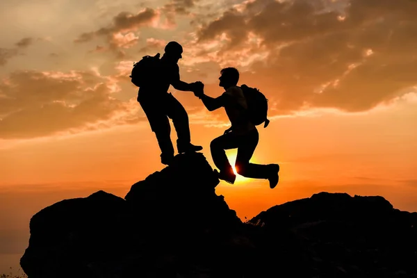 Rotsklimmen Touw Succes Van Groep Klimmen Vriendelijk Liefde Concept Klimmers — Stockfoto