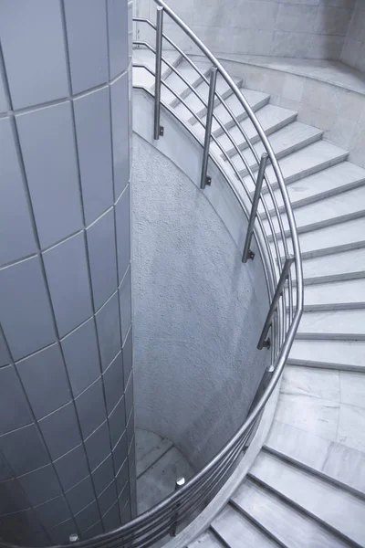 Мраморная Лестница Оттенках Белого — стоковое фото
