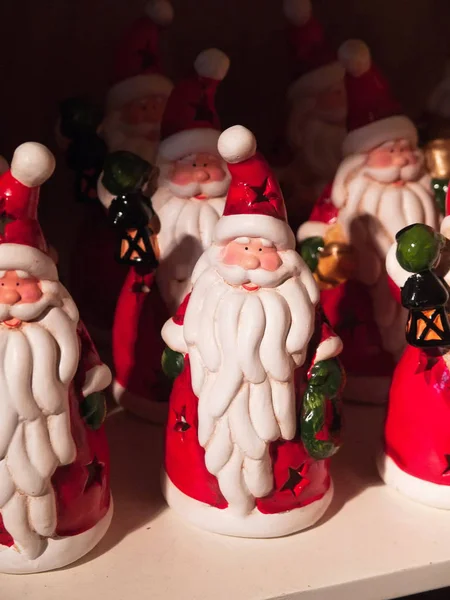 Figuras Santa Claus Venta Una Tienda Navidad —  Fotos de Stock