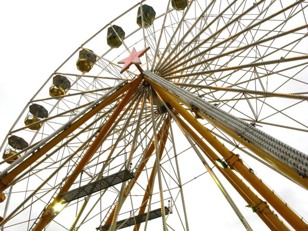 Ferris Wheel Elszigetelt Fehér Bacckground — Stock Fotó