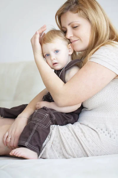 Madre Jugando Con Hijo Pequeño Casa — Foto de Stock