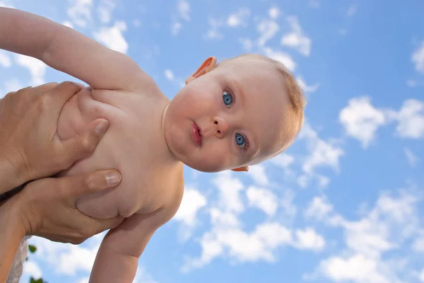 귀여운 아기의 재미있는 얼굴은 공기에 — 스톡 사진