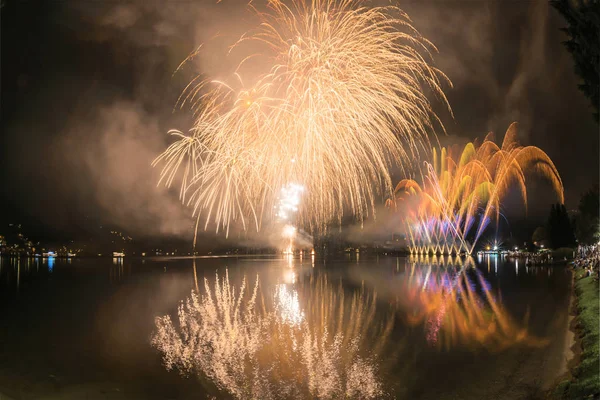 Vuurwerk Het Meer Van Lugano Een Zomeravond Lavena Ponte Tresa — Stockfoto