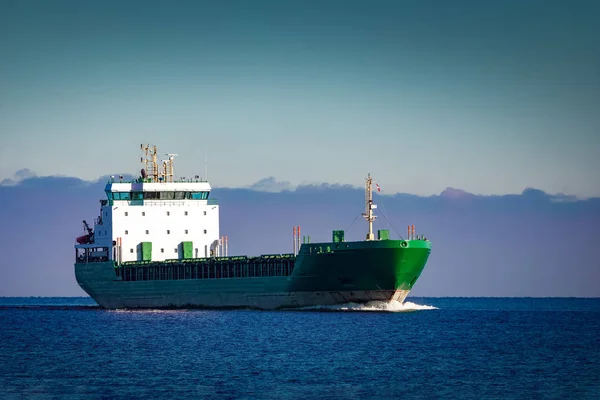 Nave Cargo Verde Movimento Acque Tranquille Del Mar Baltico — Foto Stock
