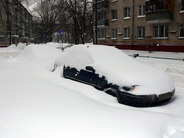 Автомобиль Снегопаде После Снегопада Москве — стоковое фото