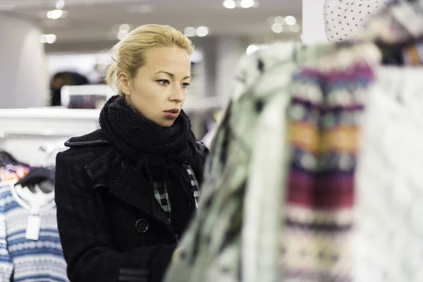 Mujer Comprando Ropa Comprador Mirando Ropa Interior Tienda Hermosa Rubia — Foto de Stock