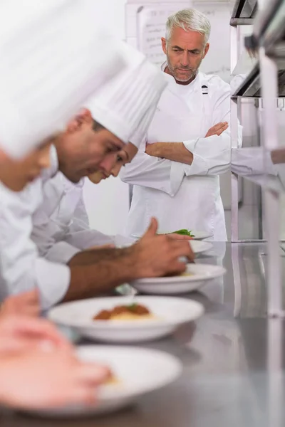 Chefe Cozinha Assistindo Fileira Chefs Enfeitando Pratos Espaguete Com Folha — Fotografia de Stock