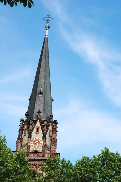 Věž Kostelních Hodin Proti Jasně Modrému Nebi — Stock fotografie