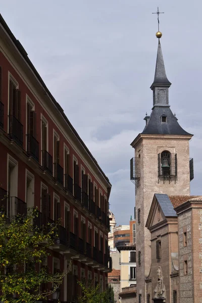 马德里市中心的一条西班牙街道 与古典建筑相对的教堂 — 图库照片