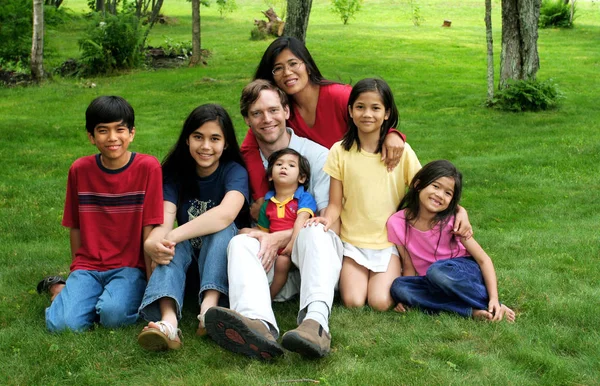 Família Multirracial Feliz Sentado Gramado — Fotografia de Stock