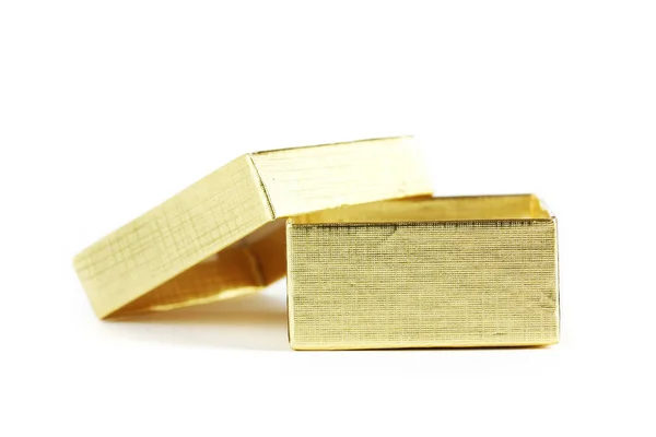 一个在白色背景上隔离的开放式金色礼品盒 — 图库照片