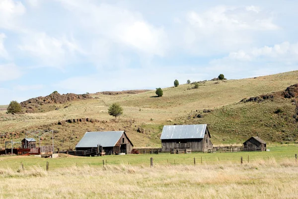 美国俄勒冈州东部牧场外楼的水平图像 — 图库照片