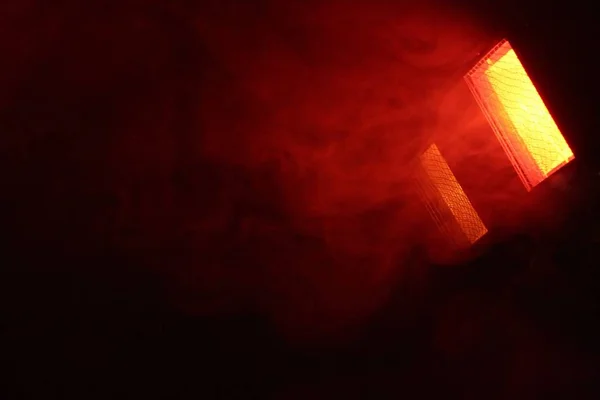 Vermelho Concerto Luz Nevoeiro Fundo Preto — Fotografia de Stock