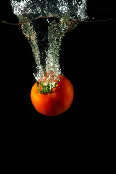 Frisches Tomaten Euterwasser Auf Schwarzem Hintergrund — Stockfoto