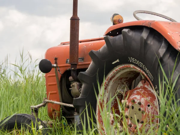 Primo Piano Vecchio Traktor Arrugginito Campo Weerribben — Foto Stock