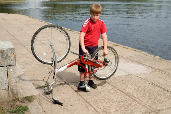 Niño Pequeño Repara Bicicleta Muelle — Foto de Stock