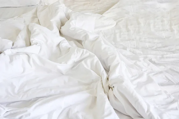長い夜に眠ってから 朝起きた後 寝室でシワ乱雑な毛布 — ストック写真