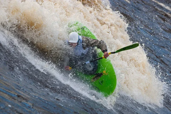 Καγιάκ Freestyle Στο Whitewater Ρωσία Msta Μάιος 2010 — Φωτογραφία Αρχείου