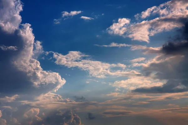 Nuages Brillants Dans Ciel Bleu — Photo