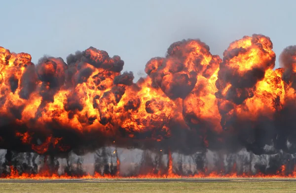 Explosão Gigante Uma Parede Fogo Explode Campo Aberto — Fotografia de Stock