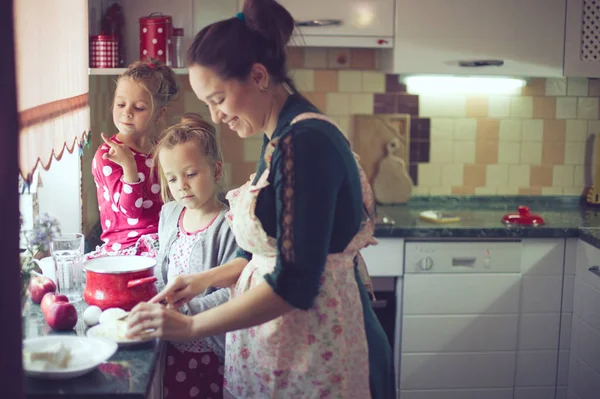 Madre Con Suoi Bambini Anni Che Cucinano Torta Vacanza Cucina — Foto Stock