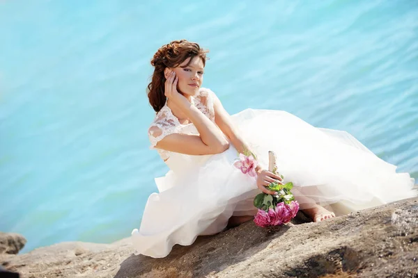 Bela Noiva Posando Costa Mar — Fotografia de Stock