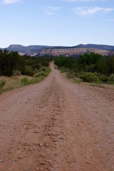 Endlessly Long Straight Red Dirt Road Heading Mountains Blue Sky — Stock Photo, Image