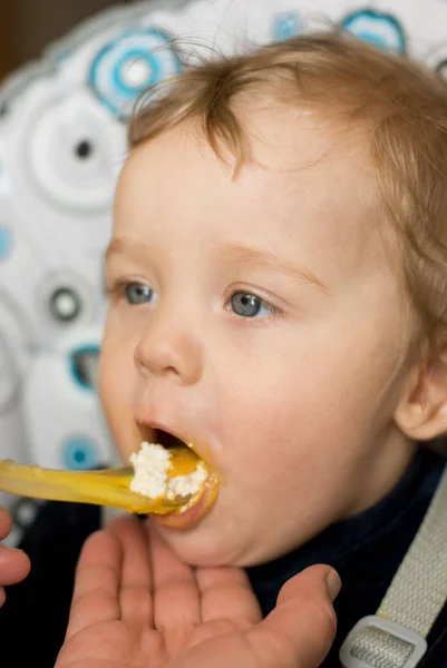 Niño Alimentándose Con Una Cuchara Mano Mamá —  Fotos de Stock
