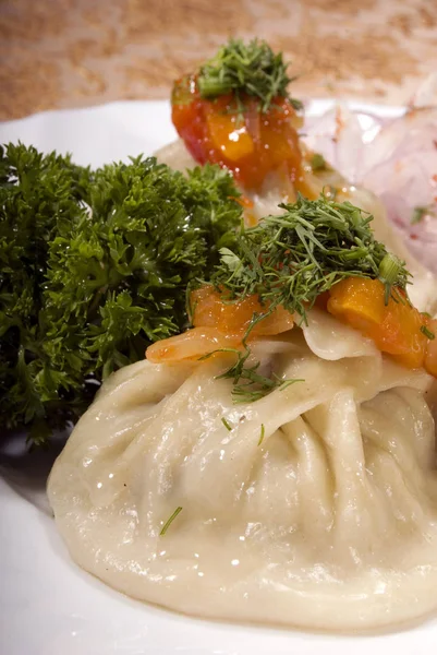 Deeg Gevuld Met Gehakt Vlees Geserveerd Met Salade — Stockfoto