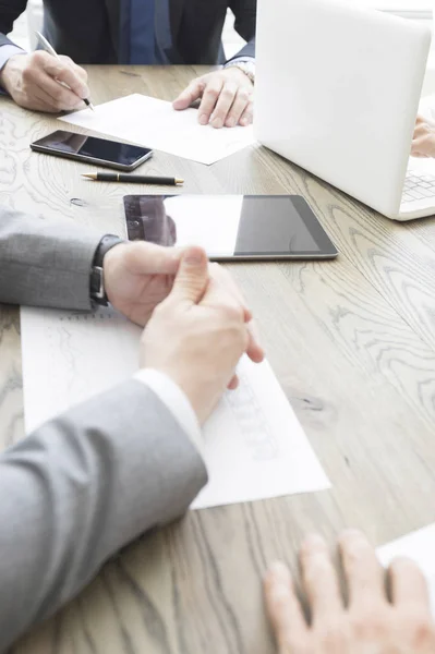 Gente Negocios Trabaja Con Documentos Computadoras Mesa Oficina Cerca — Foto de Stock