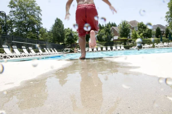 Niño Saltando Piscina — Foto de Stock