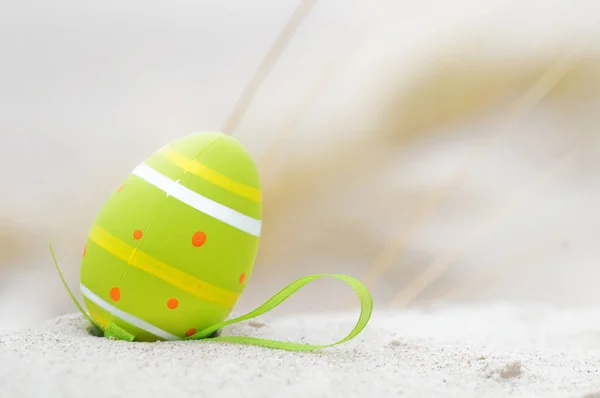 Uovo Decorato Pasqua Sulla Sabbia Spiaggia Sullo Sfondo — Foto Stock