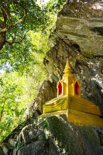 Pagoda Dorada Frente Cueva Natural Bosque Chiangrai Tailandia — Foto de Stock