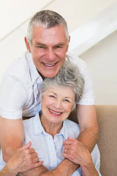 幸福的老人在家里的Ss上拥抱妻子的肖像 — 图库照片
