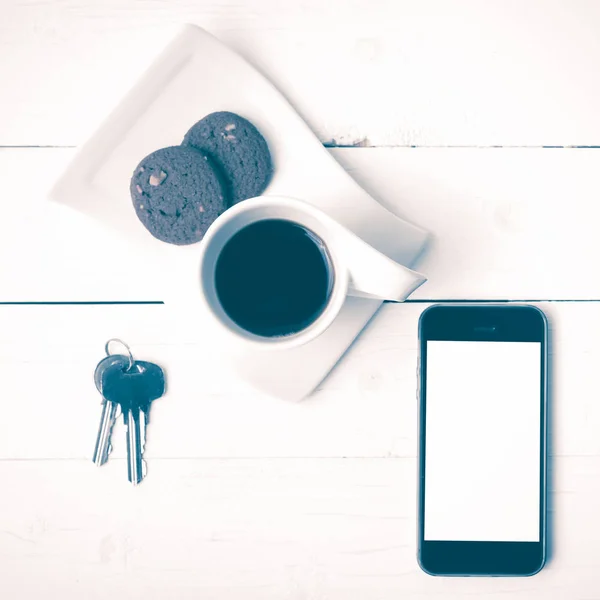 Koffiekopje Met Cookie Telefoon Toets Witte Houten Tafel Vintage Stijl — Stockfoto