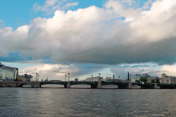 Puente Ciudad Través Del Río Neva San Petersburgo Clima Nublado — Foto de Stock