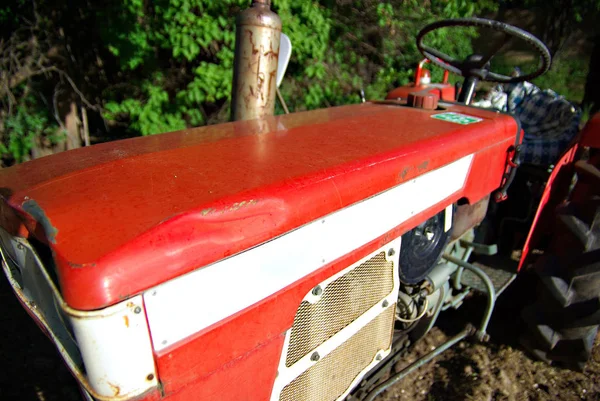 Küçük Kırmızı Traktör Kir — Stok fotoğraf