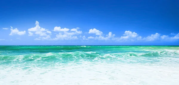 Bela Vista Panorâmica Mar Com Água Limpa Céu Azul — Fotografia de Stock