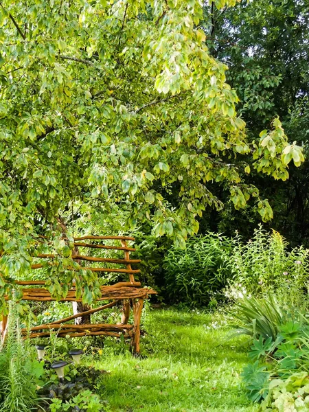 Lavička Pod Jabloní Zahradě — Stock fotografie