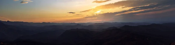 全景图 以上深山秋色的夕阳的天空 — 图库照片