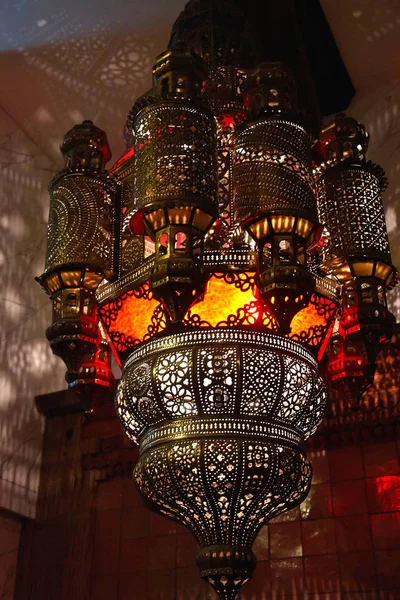 Typiska Handgjord Marockansk Arabiska Lykta Lampa Lysande Mönster Ljus Väggen — Stockfoto