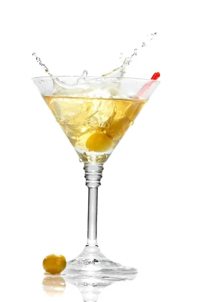 Salpicaduras Olivo Sobre Vidrio Martini Aislado Sobre Fondo Blanco — Foto de Stock