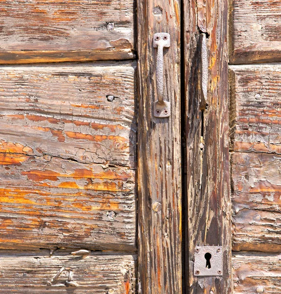 ドア教会で抽象的な Samarate さびた真鍮茶色ノッカー クローズ木製ロンバルディア イタリア ヴァレーゼ — ストック写真