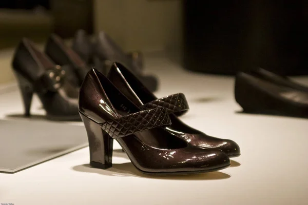 Обувь Витрине Магазина — стоковое фото