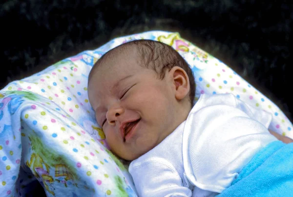 Bebê Recém Nascido Sorrindo Seu Sono — Fotografia de Stock