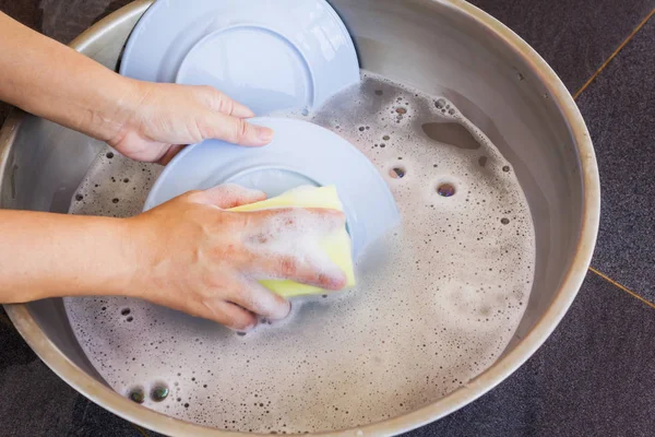 Руки Мыть Посуду Руки Ковриком Губкой Пузырьком Мытья Посуды Жидкостью — стоковое фото