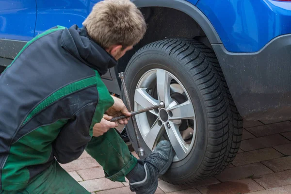 Joven Intercambiando Los Neumáticos Del Coche Los Neumáticos Verano Los — Foto de Stock