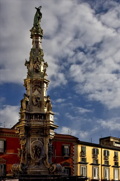 Marmurowy Posąg Obelisk Immacolata Centrum Kościoła Neapolu Włochy — Zdjęcie stockowe