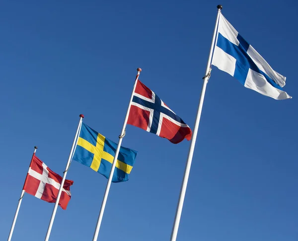 Flagi Skandynawskie Kierunku Błękitnego Nieba — Zdjęcie stockowe