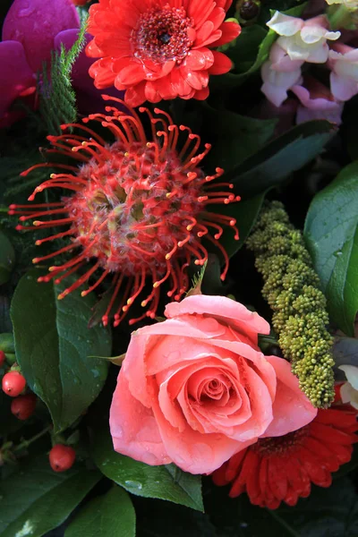 Ένα Μεγάλο Ροζ Τριαντάφυλλο Και Ρομπέρα Μερικά Εξωτικά Λουλούδια Μια — Φωτογραφία Αρχείου